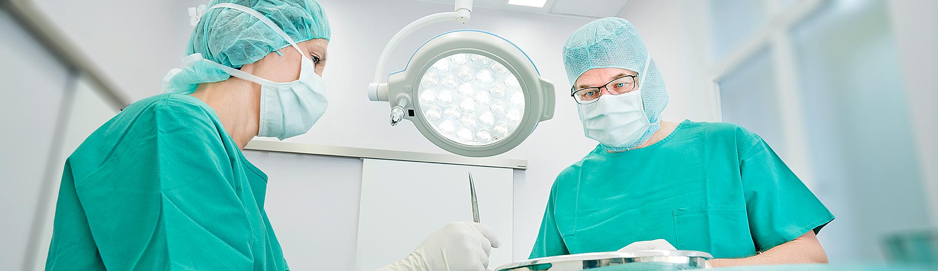 Chirurgische Praxis am Spreebogen – Dr. Jörg Müller beim Operieren 