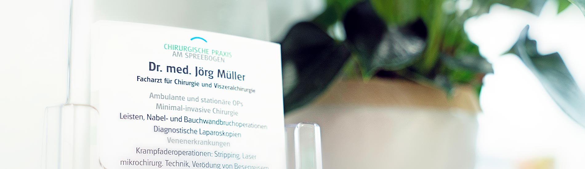 Chirurgische Praxis am Spreebogen – Dr. Jörg Müller Infozettel auf Tresen