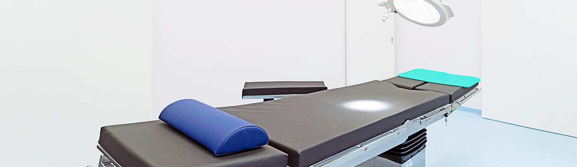 Chirurgische Praxis am Spreebogen – Operationsliege im OP Zimmer