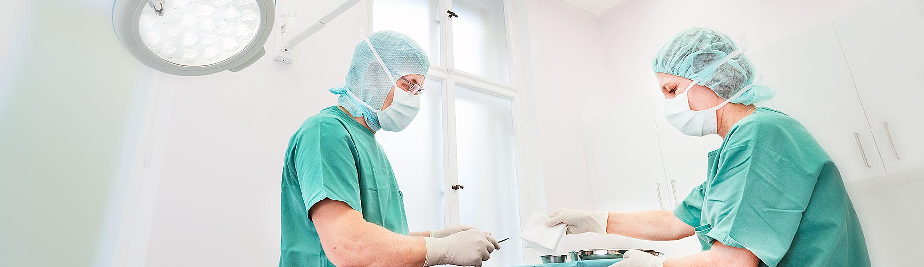 Chirurgische Praxis am Spreebogen – Dr. Jörg Müller mit Operationsschwester im OP-Saal