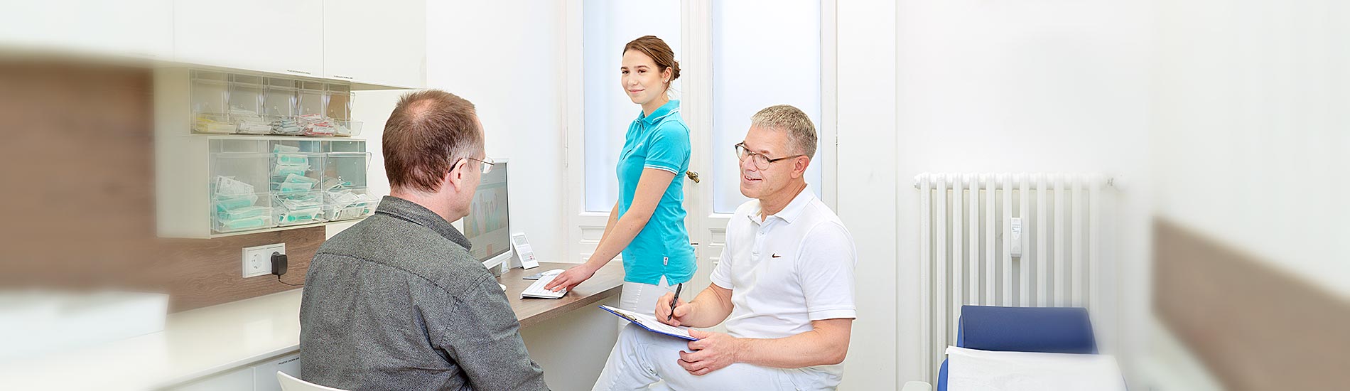 Chirurgische Praxis am Spreebogen – Dr. Jörg Müller und Arzthelferin im Patientengespräch 
